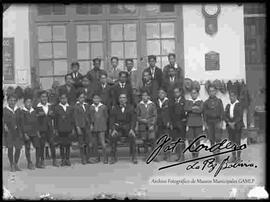 Grupo de estudiantes del colegio Don Bosco delante de un aula