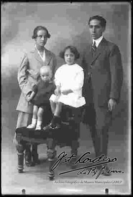 Retrato  de estudio de una familia