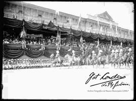 Transmisión de mando del Presidente Ismael Montes desde las tribunas oficiales en el desfile Militar, agosto 1917, en la Avenida Villazón Colegio Militar