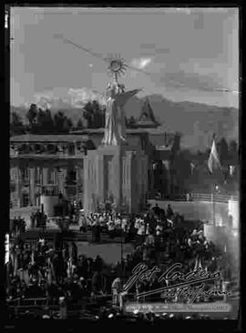 Vista de de unos sacerdotes durante el Congreso Eucarístico en la Plaza Isabel la Católica, junto al monumento, con la concurrencia de una multitud de personas