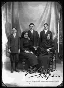Retrato  de estudio de una familia