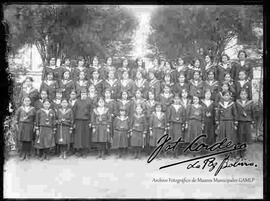 Grupo de señoritas estudiantes uniformadas y formadas para foto, en el patio del colegio Ingles Católico