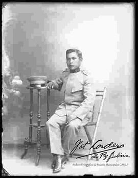 Fotografía de estudio. cabo del ejército