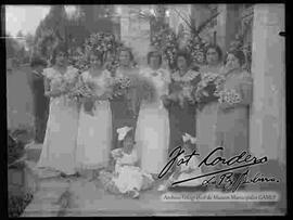 Una novia junto a sus damas de honor en el patio de una casa particular