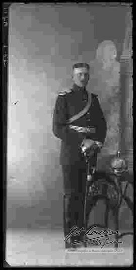 Foto de estudio de un Coronel de caballería del Colegio Militar