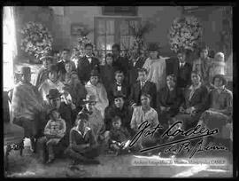 Familia reunida, en una casa particular