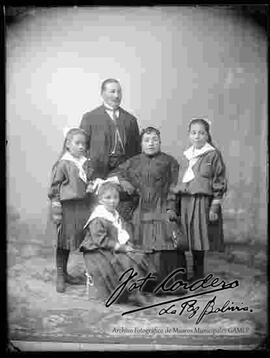 Retrato  de estudio de una familia