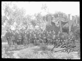 Presidente José Gutiérrez Guerra junto a Benedicto Goitia y su grupo político de los liberales en el jardín de una casa, periodo de 15 de agosto de 1917 al 12 de julio de 1920