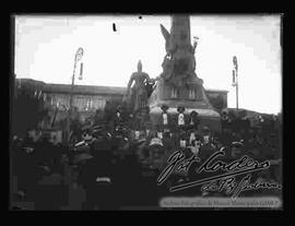 Concentración de campesinos y una multitud de personas de la cuidad en el interior de la plaza Murillo