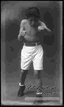 Foto de estudio de un niño boxeador, del club Pabón, entrenando