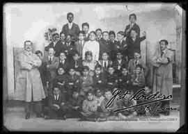 Reproducción de la fotografía de un grupo de estudiantes de un colegio junto a sus profesores