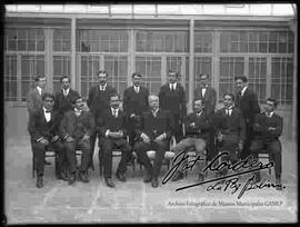 Grupo de empleados junto a su jefe, en el interior de una institución