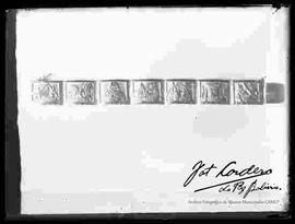 Una pulsera con tema tihuanakota.