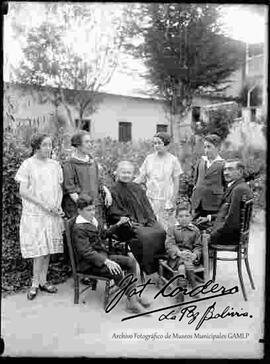 Familia en el patio de una casa particular