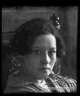 Reproducción de la fotografía de una dama.