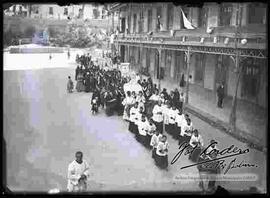 Procesión de la Virgen María Auxiliadora en el patio del colegio Don Bosco.