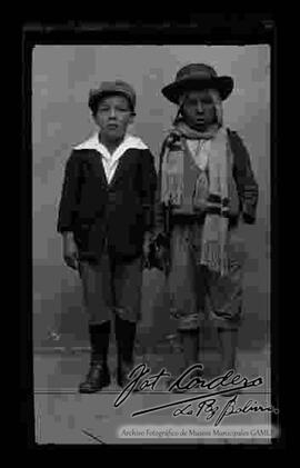 Foto de estudio de dos niños, uno de ciudad y uno indígena