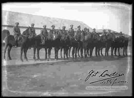 Instructores del regimiento de caballería abaroa, montados a caballo, en el patio del cuartel de guaqui