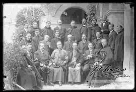 Sacerdotes franciscanos junto al Nuncio Apostólico,  en el patio del Convento de San Francisco