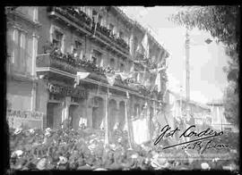 Un aspecto del gran desfile popular en homenaje a las embajadas, en la Plaza Murillo, Hotel Paris