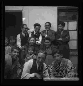 Miguel Alandia Pantoja, su esposa Angélica Viscarra, Julio Cordero Ordoñez, Oscar Alandia Pantoja y amigos en el patio de su casa.