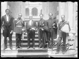 Delegación extranjera, en las gradas del Palacio de Gobierno