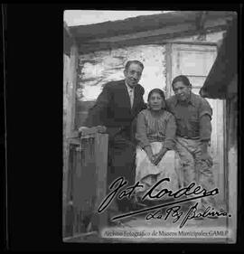 Julio Cordero Ordoñez junto al señor Primitivo Chuquimia y su señora Gumersinda