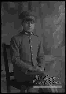 Fotografía de estudio de un cadete del Colegio Militar,