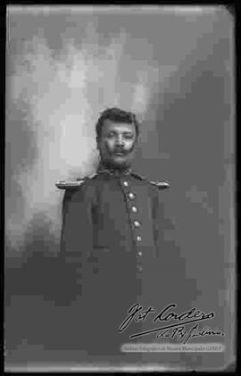 Fotografía de estudio de un Oficial Mayor del Ejército medio cuerpo