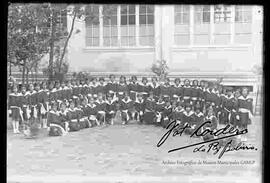 Grupo de señoritas formadas para la foto, en el patio del colegio María Auxiliadora