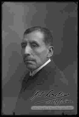 Julio Cordero Ordoñez,  dos tomar de medio cuerpo.