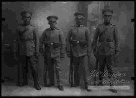 Foto de estudio , de un grupo de cadetes del Colegio Militar