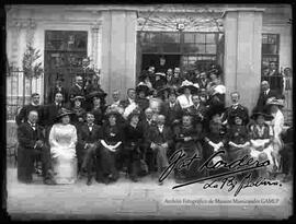 Grupo de personalidades, pertenecientes a un grupo social,  reunidos en la casa  Gallardo por el Paseo del Prado