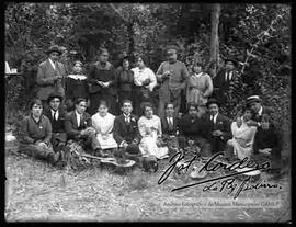 Familia en un día de campo, acompañados por estudiantina.