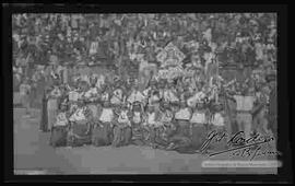 Comparsa "Hijos de la Luna", vestidos de incas, en el festival folklórico realizado en el estadium Hernando Siles.