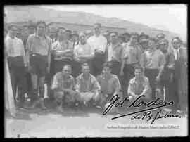 Equipo de futbol, rodeado de publico, en la antigua cancha de la avenida Arce (actual plaza Bolivia)