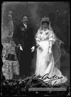 Retrato   de una pareja de  novios, en el día de su matrimonio