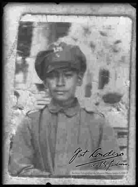 Reproducción de una imagen de medio cuerpo de un soldado