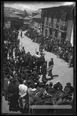 Concentración de una multitud de personas en el entierro de varias personas, por la calle Evaristo Valle