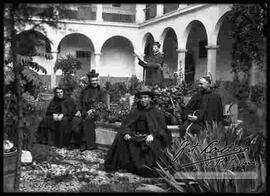 Sacerdote  franciscano en el patio del Convento de San Francisco