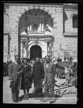 Julio Cordero Ordoñez y amigos en la puerta de la iglesia de Copacabana