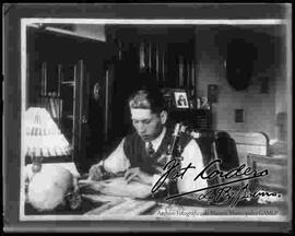 Reproducción de la imagen de un joven leyendo un libro en el interior de su habitación