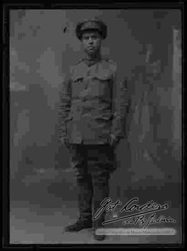 Foto de estudio de un sargento, que fue participe de la Guerra del Chaco