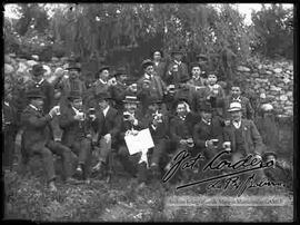 Grupo de amigos festejando en un jardín