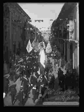 Desfile cívico del 16 de julio, por parte de la Sociedad de Obreros de la Cruz, Centro Social de Obreros, Sociedad el Porvenir y otros, pasando por la calle Mercado y Yanacocha.