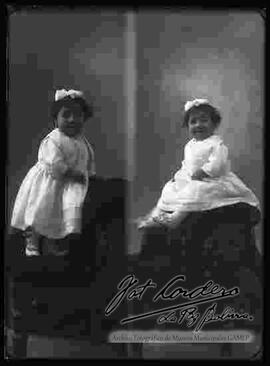 Foto de estudio de una niña parada sobre un sillón