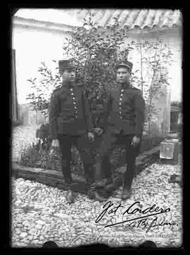 Dos soldados con uniforme francés en el patio de una casa