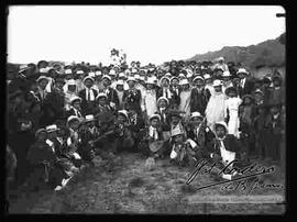 Familia y amigos con conjunto musical de estudiantina, en un día de campo por carnavales.