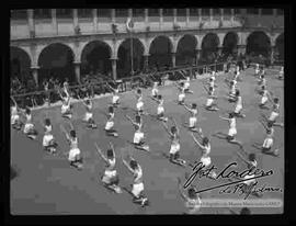 Acto de demostración de ejercicios por parte de cadetes, en el patio de la academia de policía