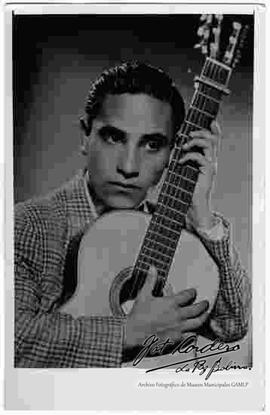 Reproducción de Raúl Show con su guitarra.